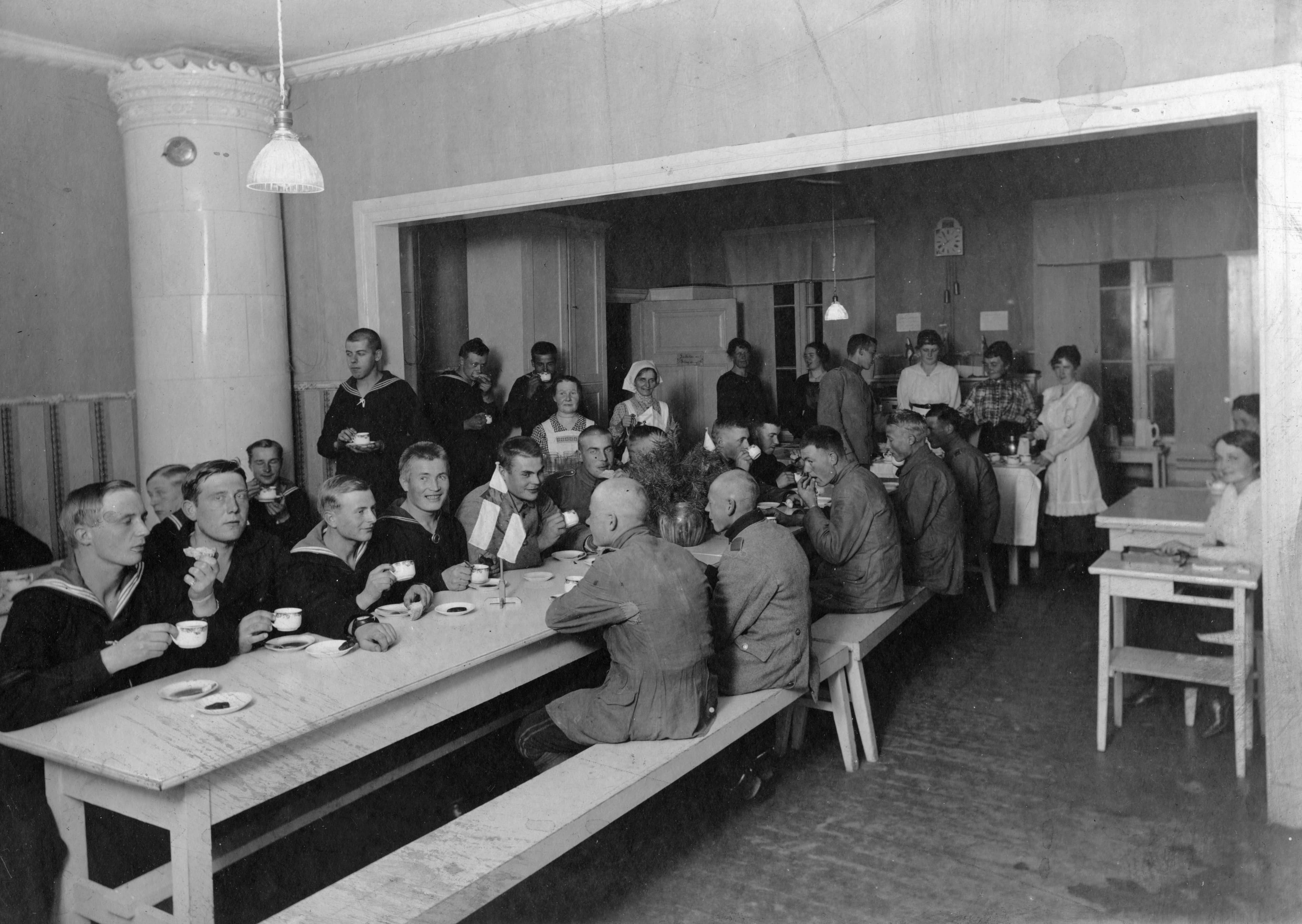 Antinkatu 13, varusmiehiä sotilaskodin ruokasalissa 1920-1930-luvulla